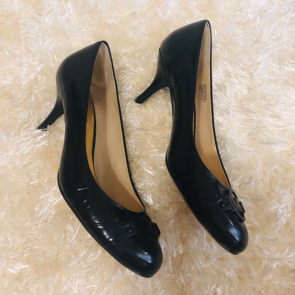 MICHAEL KORS Black Leather Round Toe Logo Heels. - Picture 4 of 5